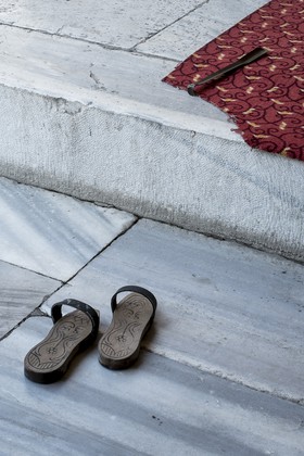 Les sandales sur le seuil