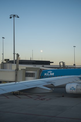 Pleine lune sur l'aéroport