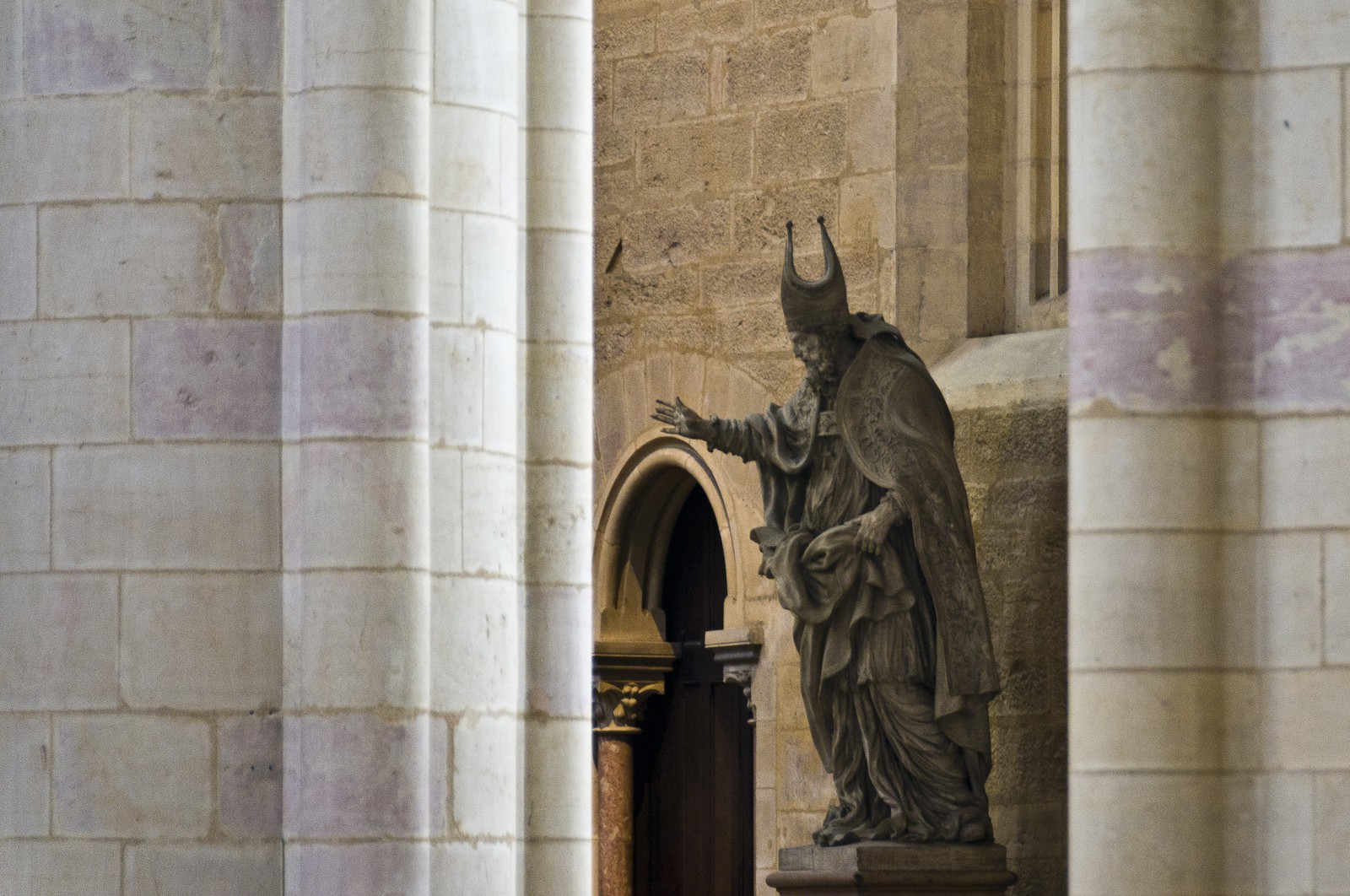 Statue entre deux piliers