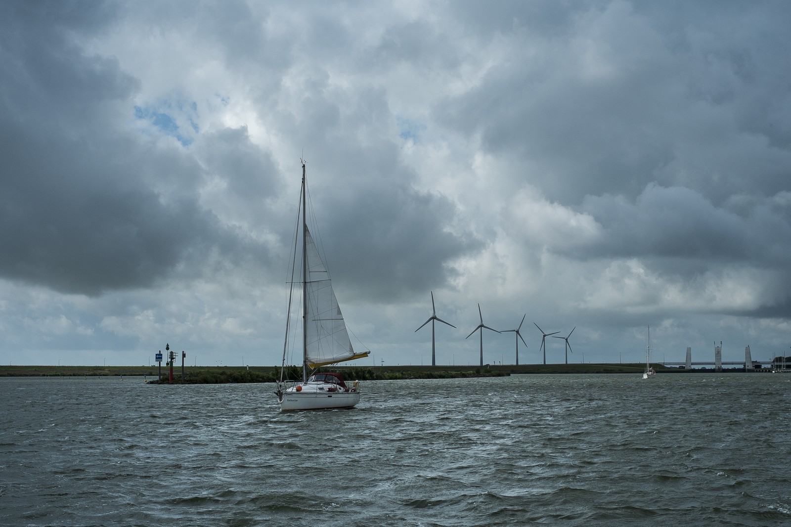 Plaisance sous les nuages