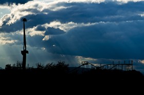 Manèges sur ciel d'orage