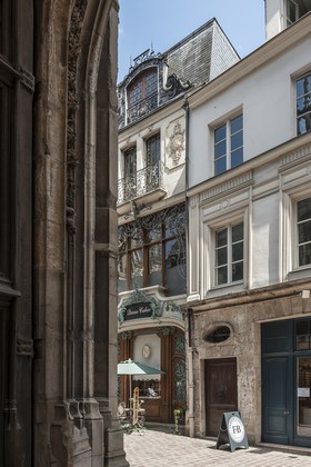 Immeuble avec ferronneries