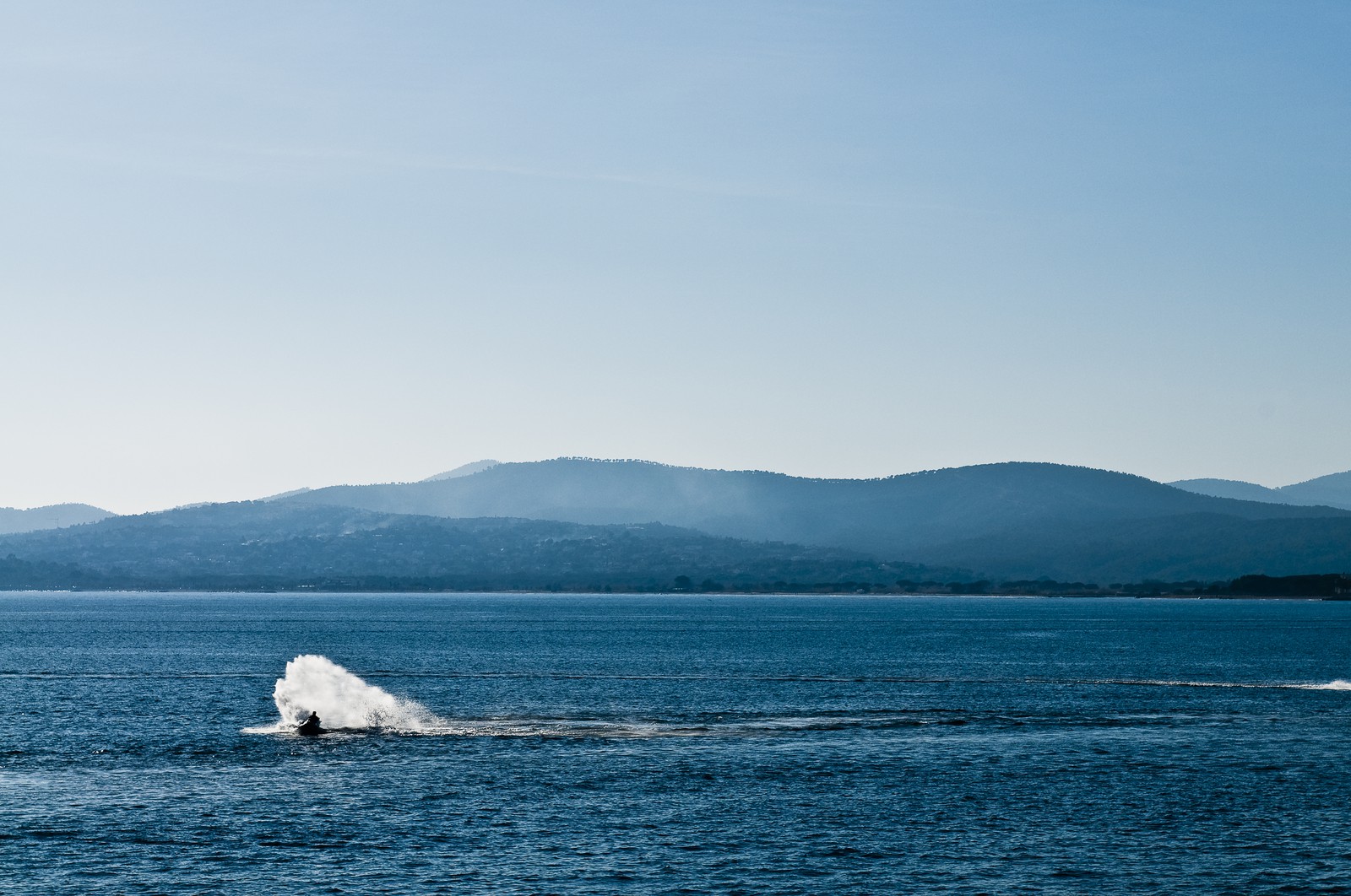 Jet-skis évoluant en rade de Saint-Tropez. A l'horizon, le massif des Maures.