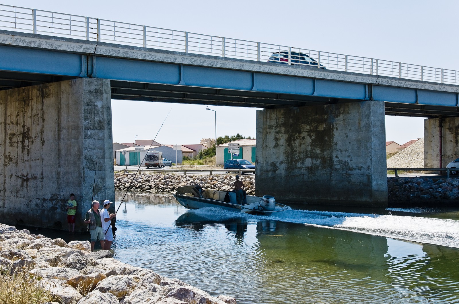 Pêcheurs sous un pont routier