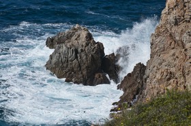 Vagues sur les rochers