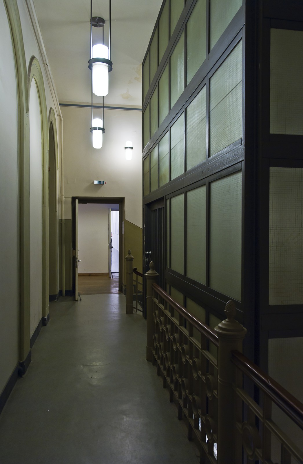 Escaliers dans le Künstlerhaus Bethanien. Ancien hôpital de Béthanie (Krankenhaus Bethanien - milieu du XIXe siècle -1847 - architecte : Theodor Stein) transformé en centre de contre-culture alternative. - Stairs in the Künstlerhaus Bethanien. Old Bethany Hospital (Krankenhaus Bethanien - mid-nineteenth century -1847 - architect Theodor Stein) transformed into the center of alternative culture-cons.
