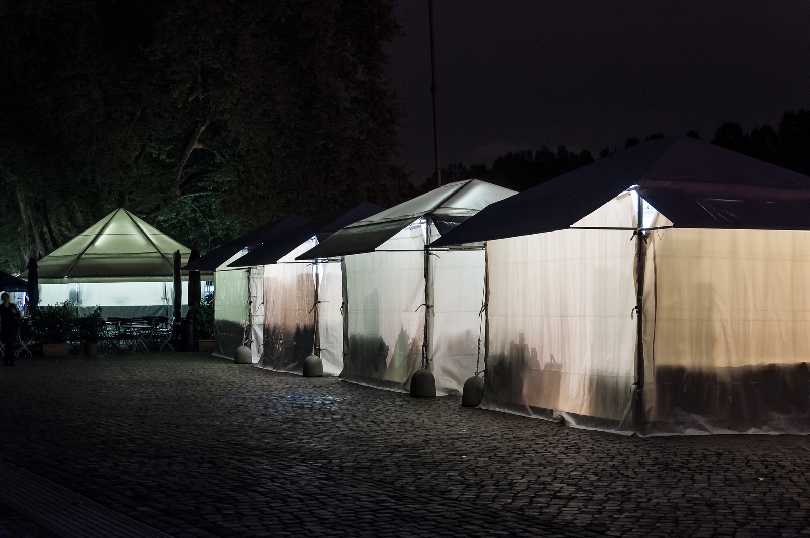 Stands de marché dans la nuit