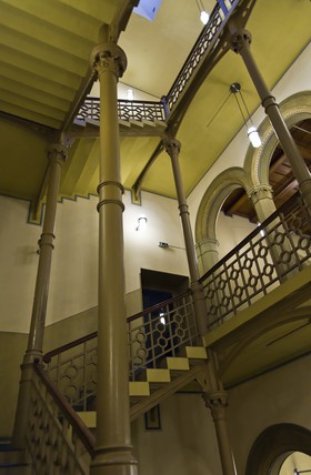 Escaliers dans le Künstlerhaus Bethanien. Ancien hôpital de Béthanie (Krankenhaus Bethanien - milieu du XIXe siècle -1847 - architecte : Theodor Stein) transformé en centre de contre-culture alternative. - Stairs in the Künstlerhaus Bethanien. Old Bethany Hospital (Krankenhaus Bethanien - mid-nineteenth century -1847 - architect Theodor Stein) transformed into the center of alternative culture-cons.