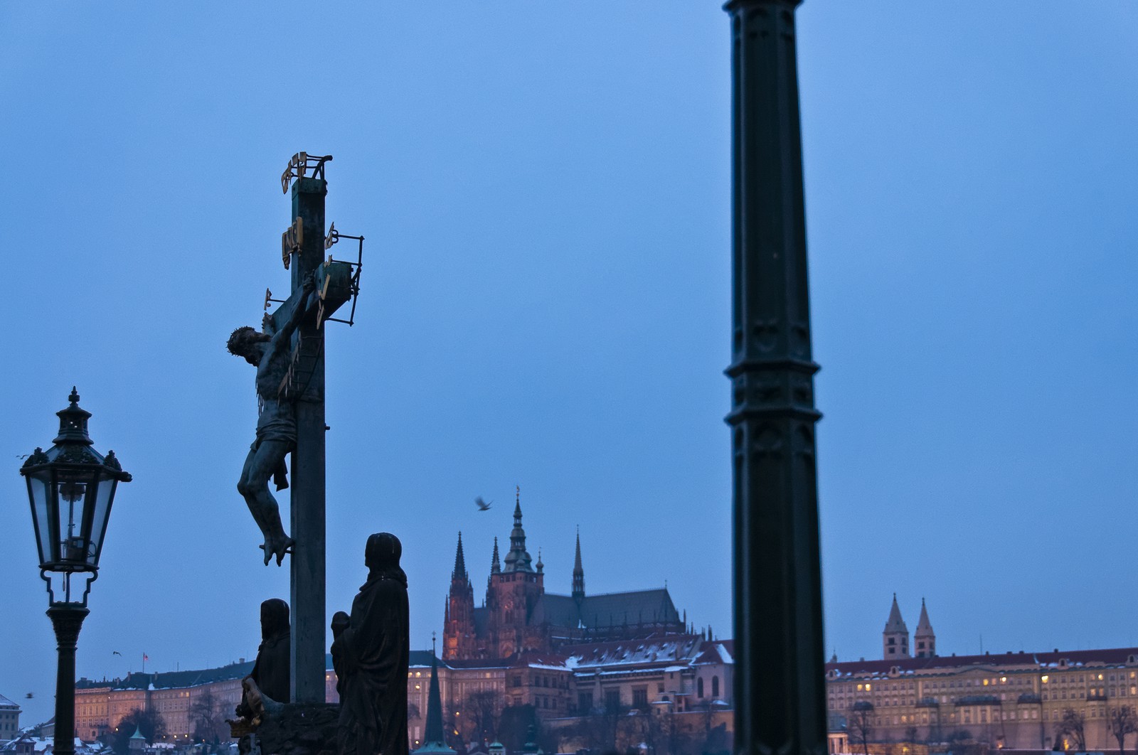 Prague, le pont Charles au crépuscule