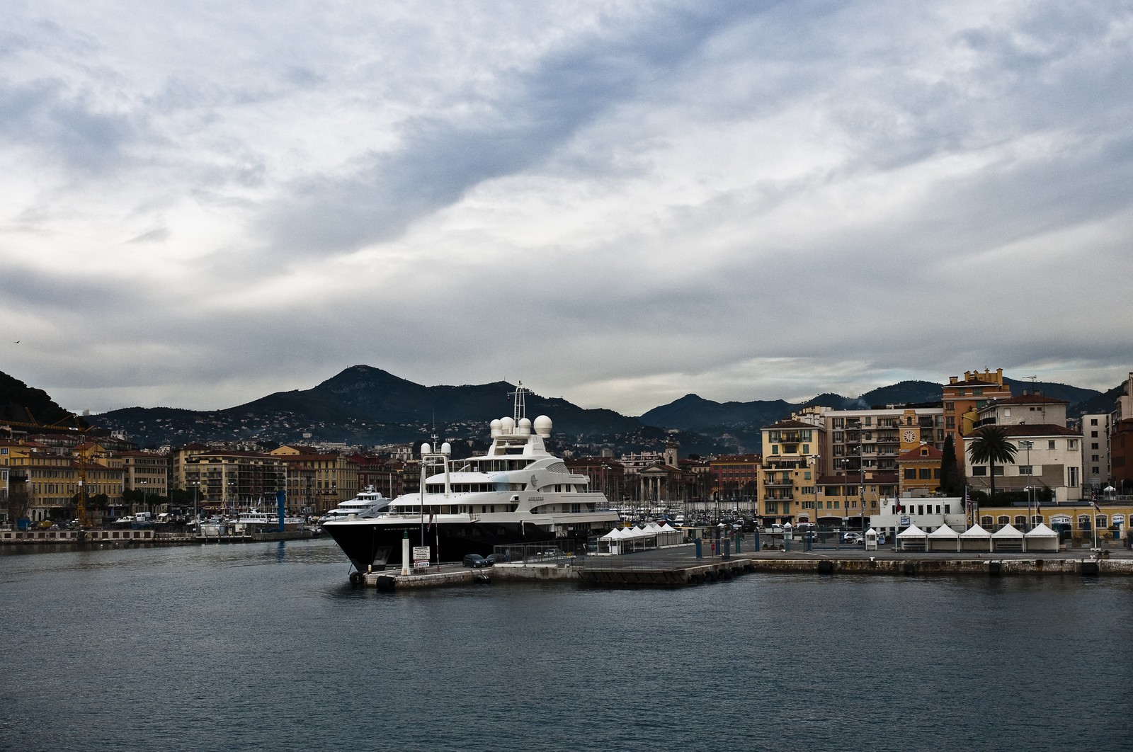Yacht dans le port de Nice