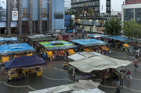 Le marché sous la pluie
