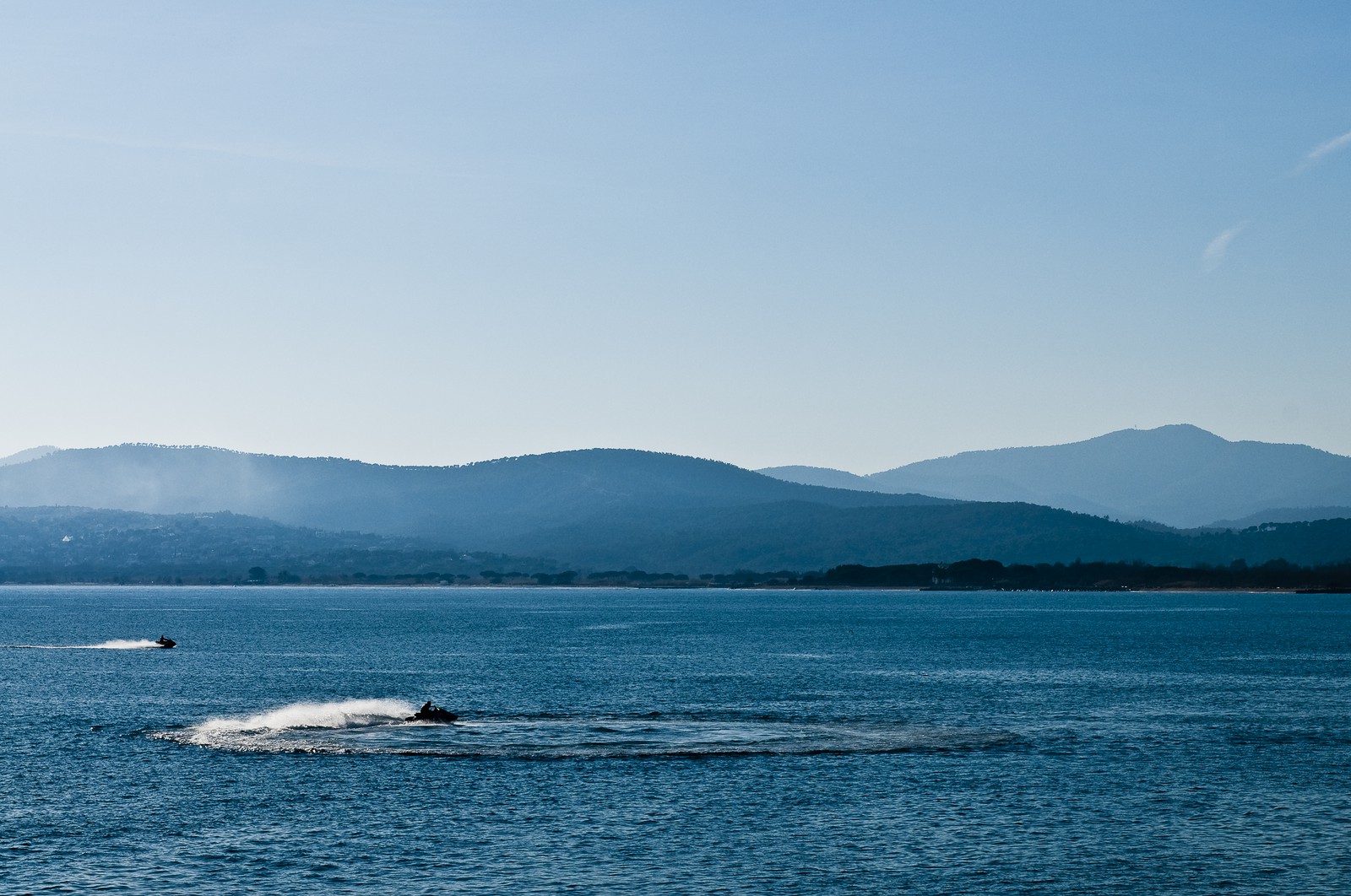 Jet-skis évoluant en rade de Saint-Tropez. A l'horizon, le massif des Maures.