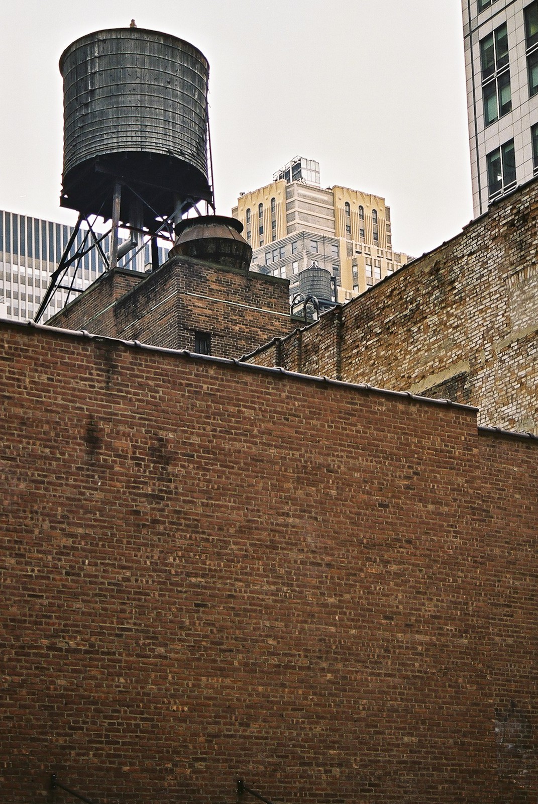 Citerne d'eau sur un toit