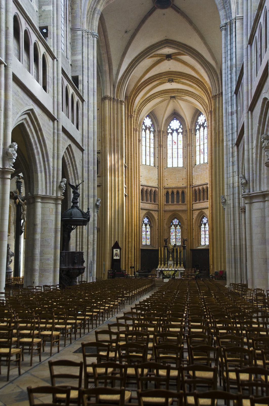 Nef et chÅìur de la cathédrale Saint-Bénigne (fin XIIeme siècle - première moitié du XIVeme siècle) - Nave and choir of the Cathedral of St. Benignus (late XIIth century - first half of the XIV century)