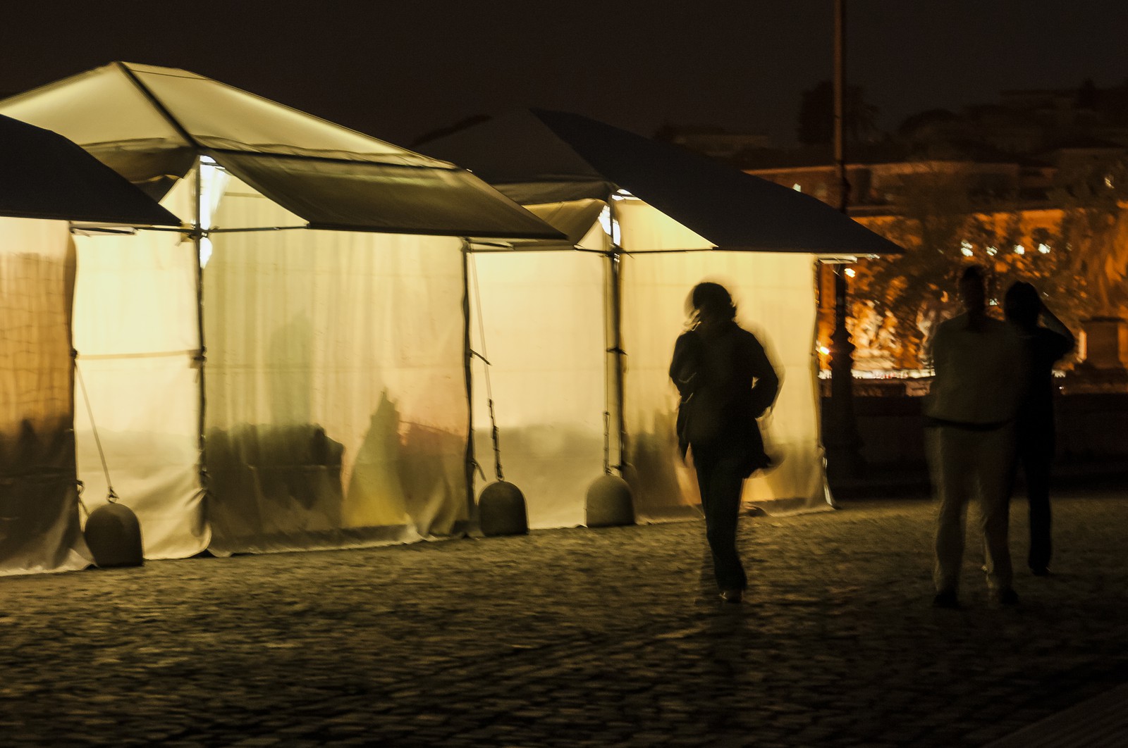Stands de marché dans la nuit