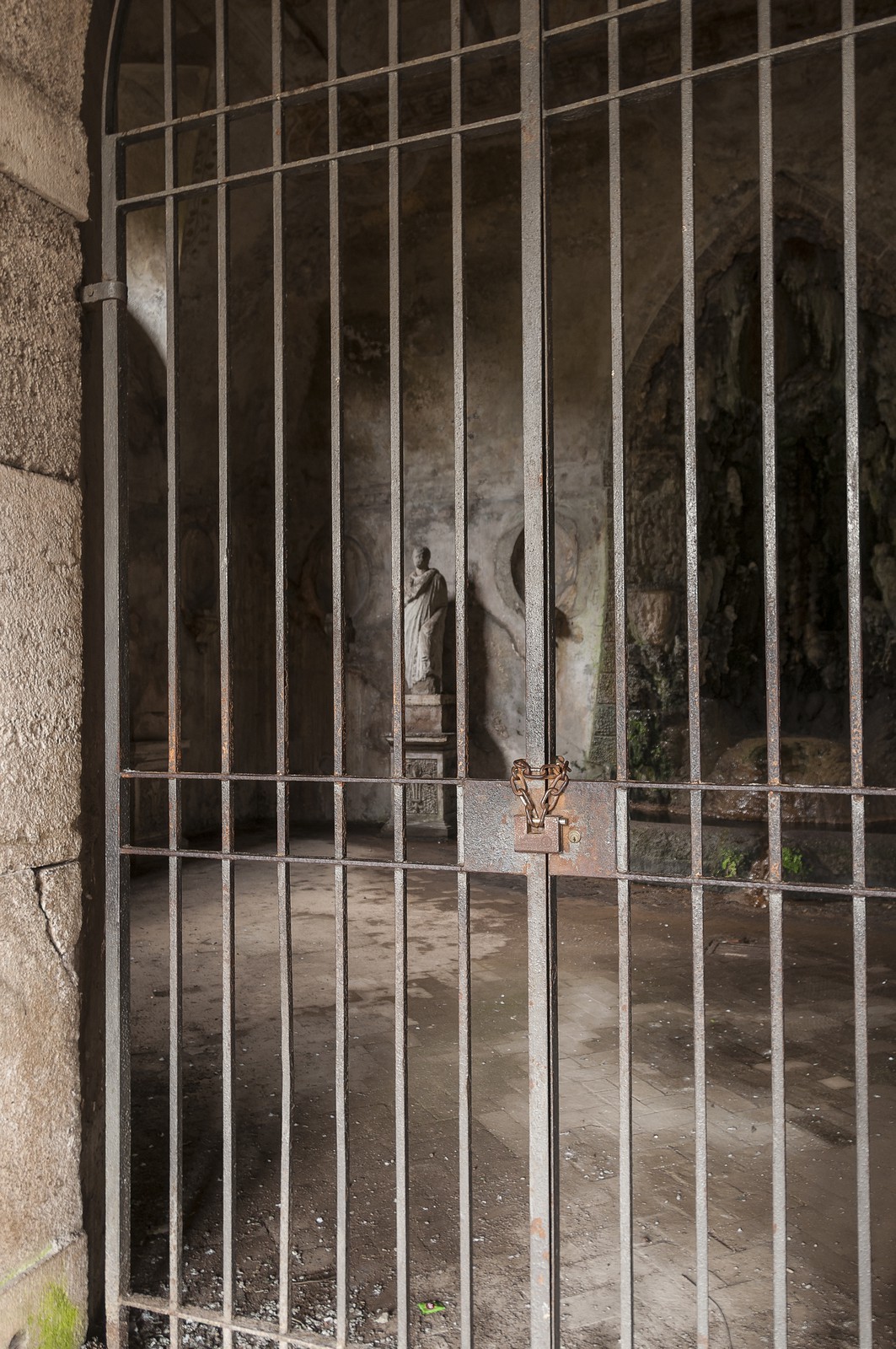 Statue derrière la grille
