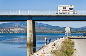 Pêcheurs sous un pont routier
