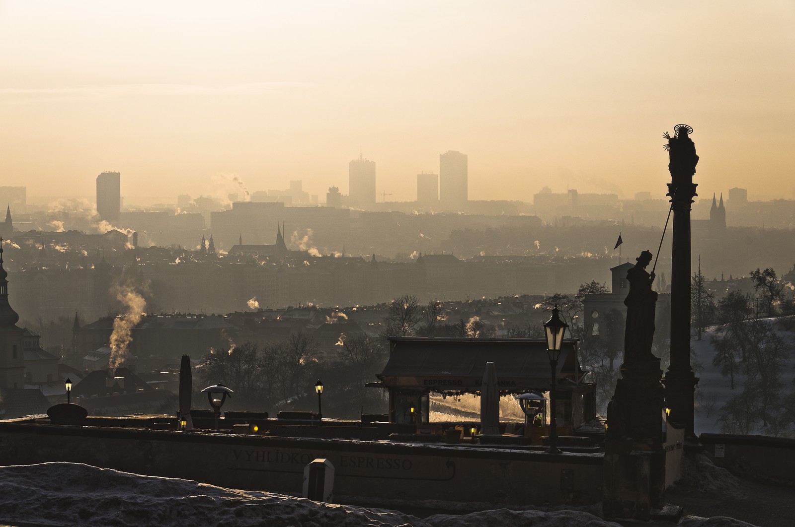 Vue générale de Prague depuis la place du Château