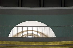 Intérieur moderne (Milieu du XXe siècle, 1963, architecte : Hans Schwippert) de la cathédrale Sainte-Edwige. - Modern interior (mid-twentieth century, 1963, architect: Hans Schwippert) of St. Hedwige's Cathedral.