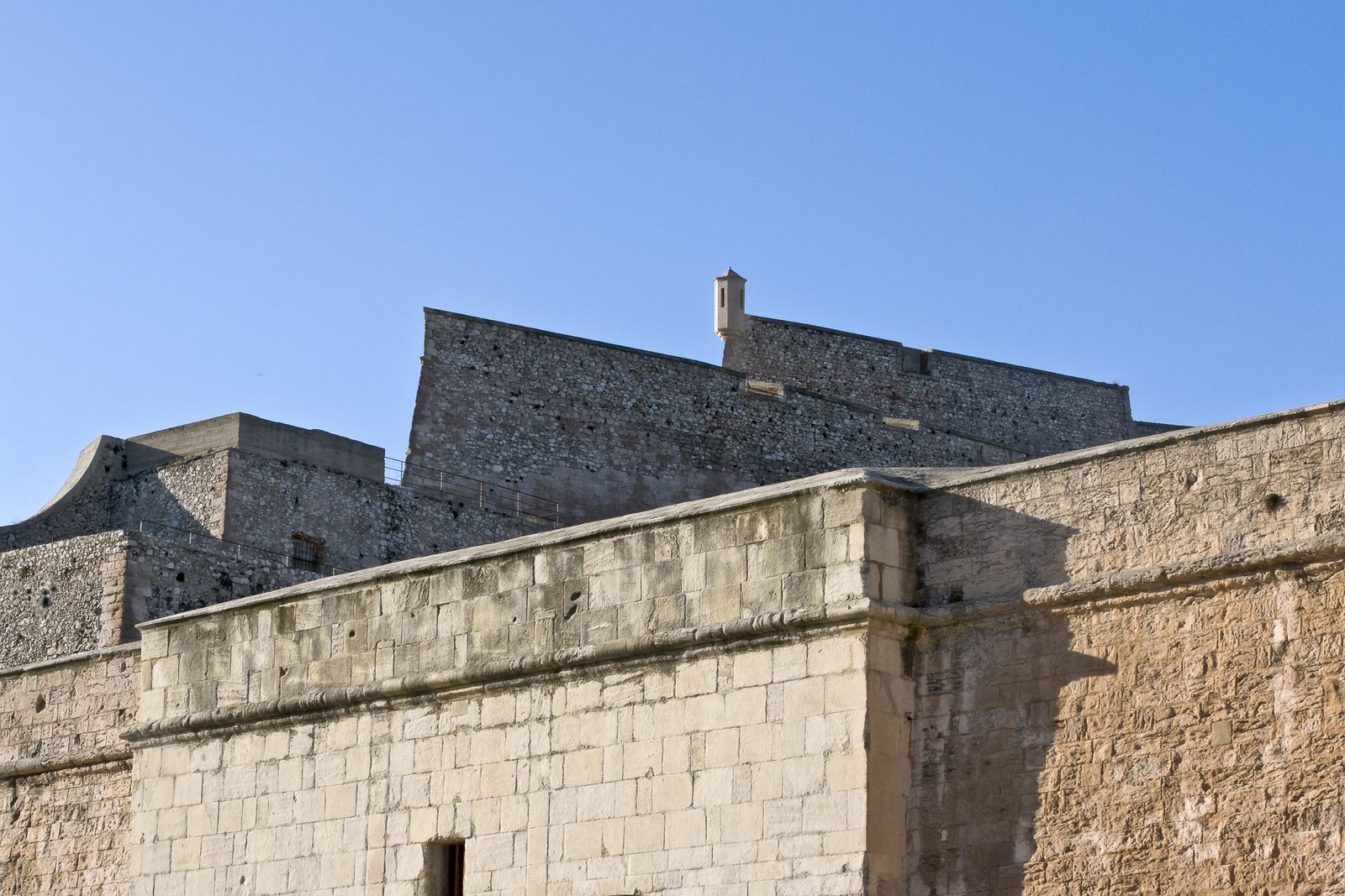 Marseille, fort Saint-Nicolas (1664-architecte : Clerville), vue des remparts en contre-plongée