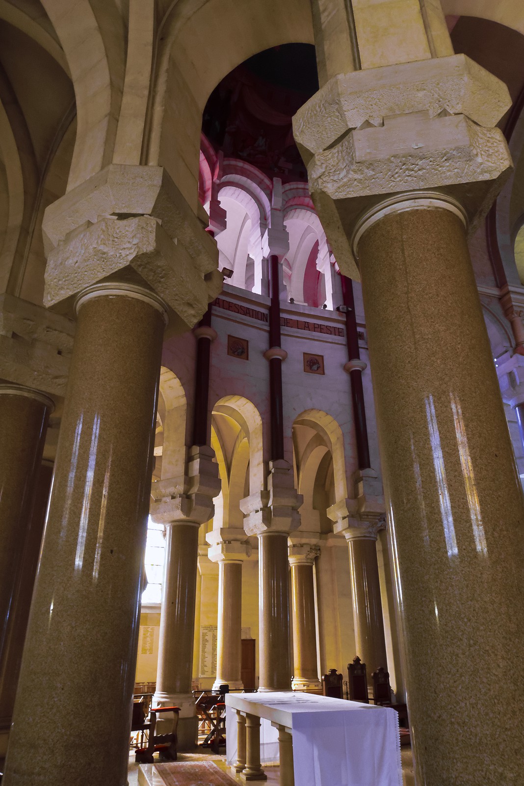 Intérieur de la basilique du Sacré-Coeur de Marseille