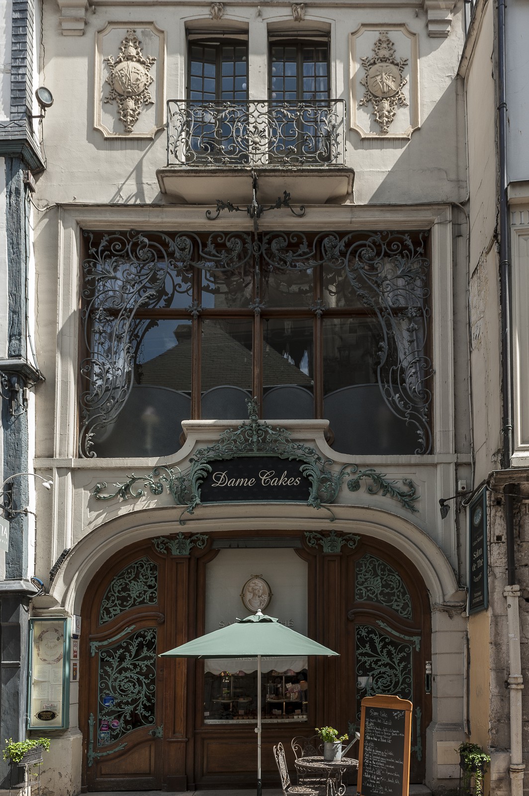 Immeuble avec ferronneries