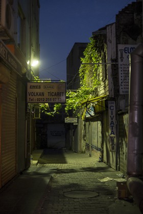 Une ruelle, la nuit