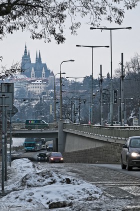 Prague, la cathédrale Saint-Guy et le pont routier