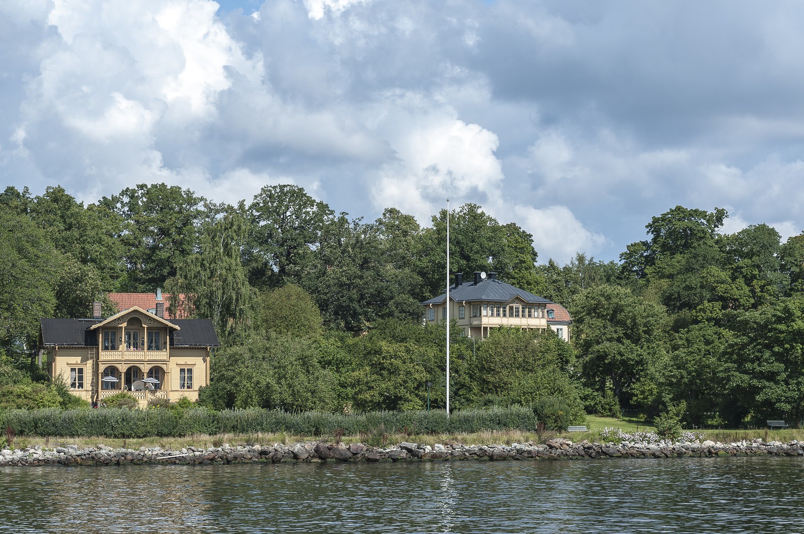Maisons de bois sur les rives de l'archipel