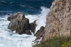 Vagues sur les rochers