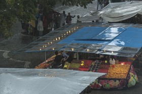 Le marché sous la pluie