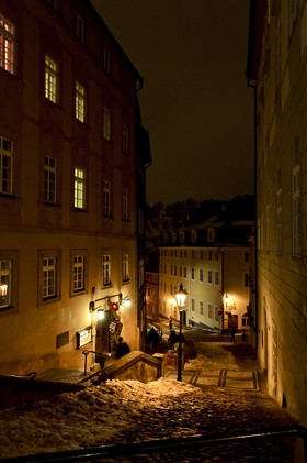 Prague, la nuit. ruelle enneigée