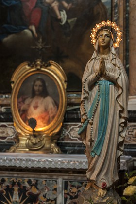 Vierge dans une église