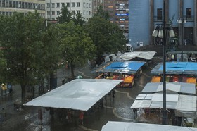 Le marché sous la pluie