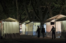 Stands de marché dans la nuit