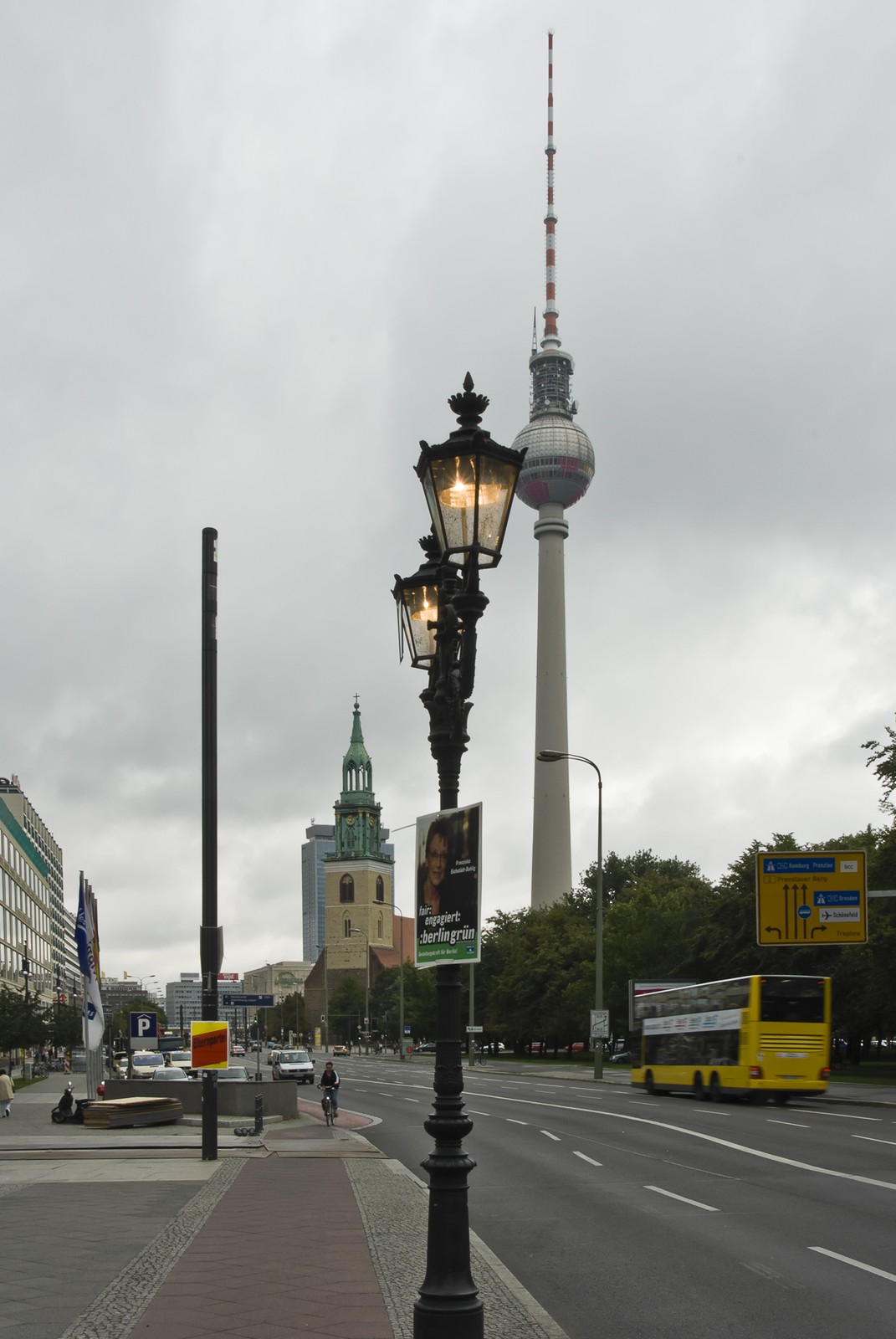 Tour de la télévision et église