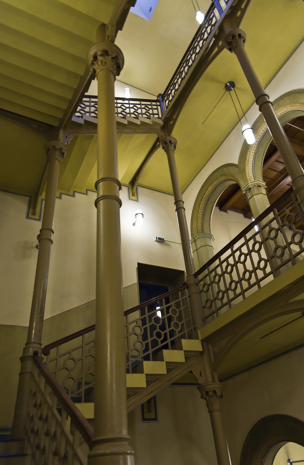 Escaliers dans le Künstlerhaus Bethanien. Ancien hôpital de Béthanie (Krankenhaus Bethanien - milieu du XIXe siècle -1847 - architecte : Theodor Stein) transformé en centre de contre-culture alternative. - Stairs in the Künstlerhaus Bethanien. Old Bethany Hospital (Krankenhaus Bethanien - mid-nineteenth century -1847 - architect Theodor Stein) transformed into the center of alternative culture-cons.