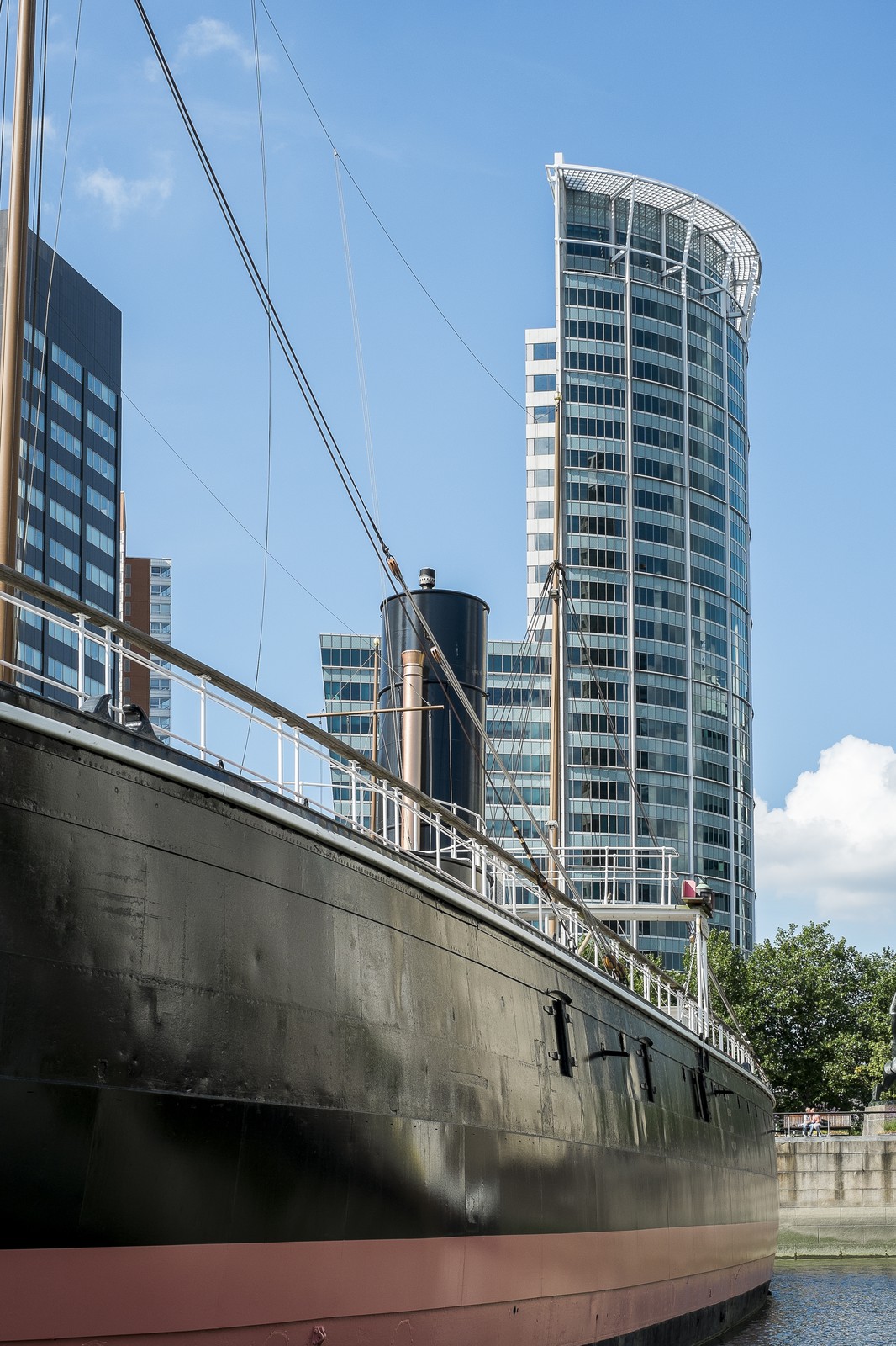 Le bateau et le gratte-ciel