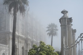 Le palais dans le brouillard