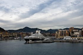 Yacht dans le port de Nice