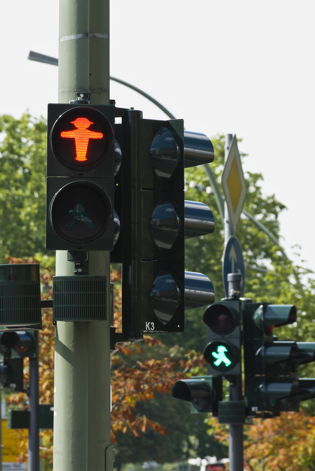 Feux de signalisation lumineux initialement destinés aux piétons en ex-Allemagne de l'est. Créés en 1961 par Karl Peglau, ils font désormais partie du mobilier urbain de Berlin. Les personnages symboliques sur ces feux sont appelés : Ampelmännchen, c'est à dire &quot;petits bonhommes du feu de signalisation&quot;, ils sont devenus un des symboles de Berlin. - Traffic signal lights were originally designed for pedestrians in the former East Germany. Created in 1961 by Karl Peglau, they become part of the furniture in Berlin. The symbolic figures of these fires are called: Ampelmännchen, meaning &quot;little men of traffic lights,&quot; they became a symbol of Berlin.